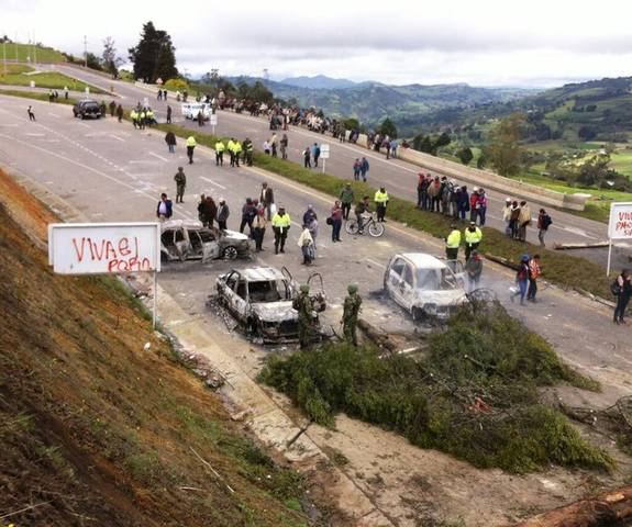 Carros quemados por manofestantes