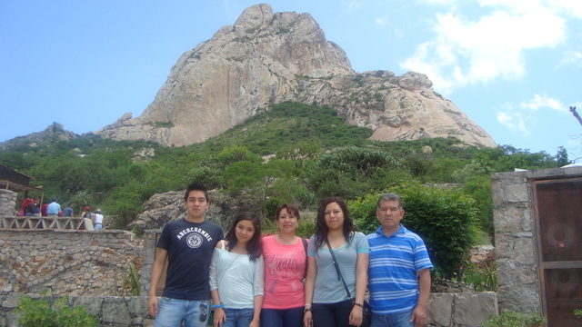 Actualmente con mi Familia:  Mi esposo Julio y mis hijos Ale, Fer y Dany