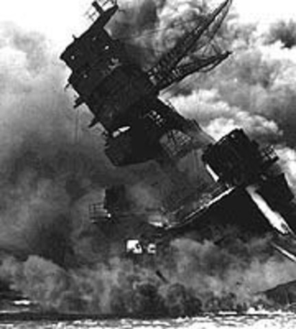 Japanese attack the US naval base in pearl harbor