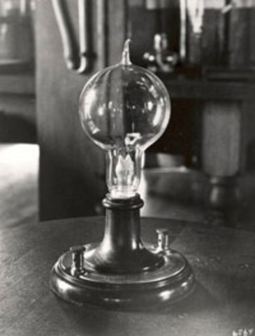 Thamas A. Edison invents a workable lightbulb