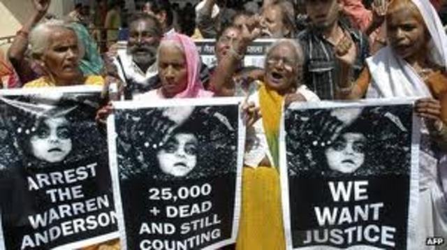 Chemical toxic cloud kills 2,000 people in Bhopal, India