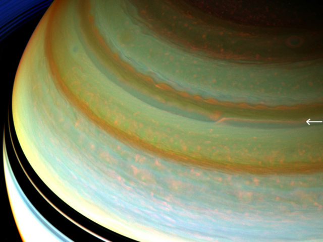 Huygens space craft enters Saturn's atmosphere