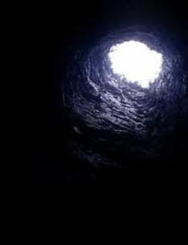 Al Hombre Lo Decienden Por Un Abismo Hasta Llegar A Un Pozo Muy Oscuro