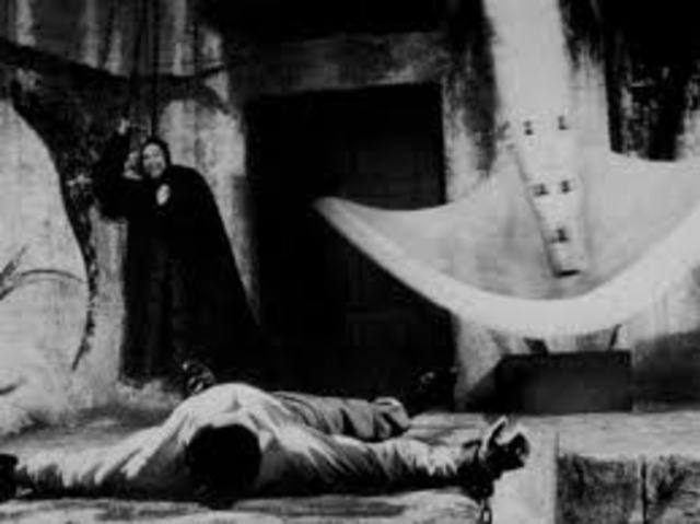 El Hombre Habia Quedado Incociente Cuando Despierta Esta Amarrado En Una Cama Y Encima De  El Cuelga Un Pendulo