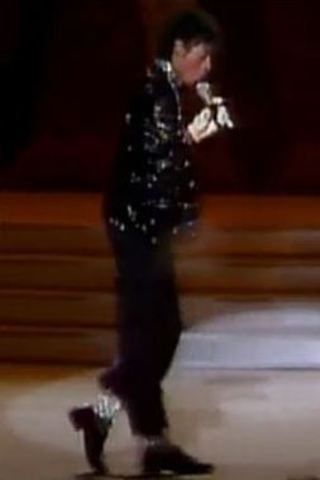 Micheal Jackson optræder med the moonwalk