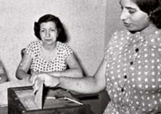 Se implementa el voto femenino.