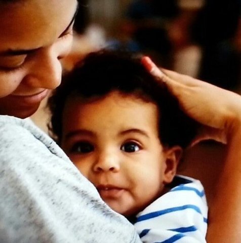 Blu Ivy Carter is born