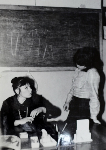 На занятиях в "Кройке и шитье"