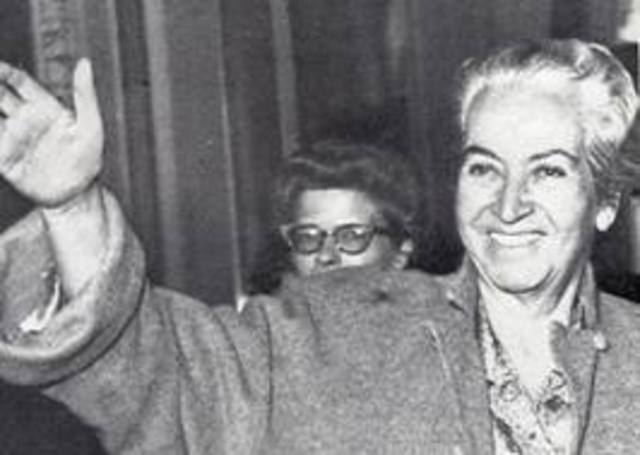 Gabriela Mistral gana el Premio Nobel de Literatura.