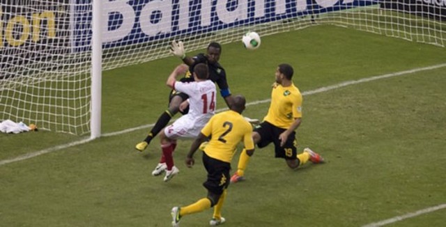 Gana pero no convence