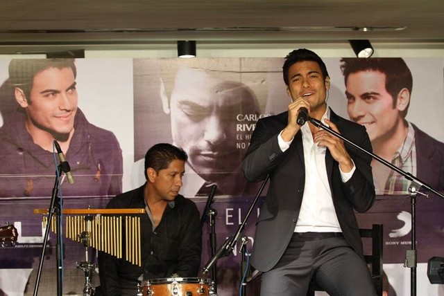 Primera presentación en vivo