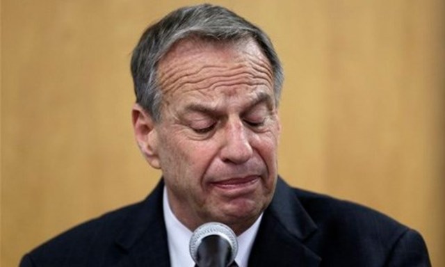 Renuncia tras escándalos por acoso sexual