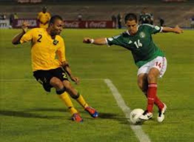 Gana pero no convence