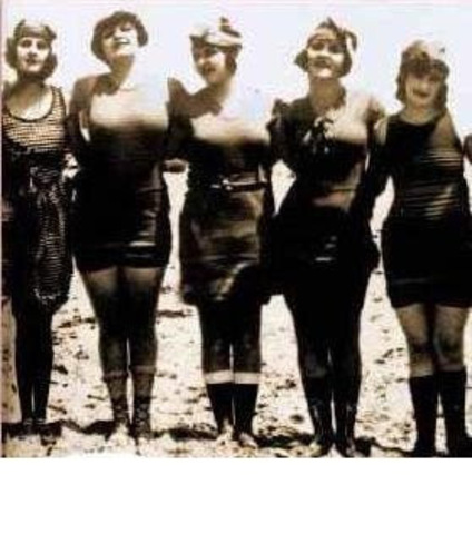 Traje de baño con calcetines.