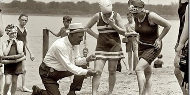 Traje de baño sin calcetines y corto.