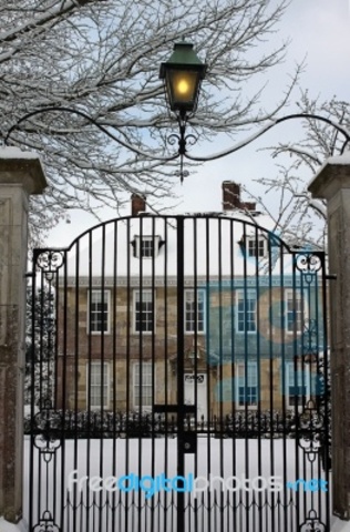 Buy a house adult 25 - 40