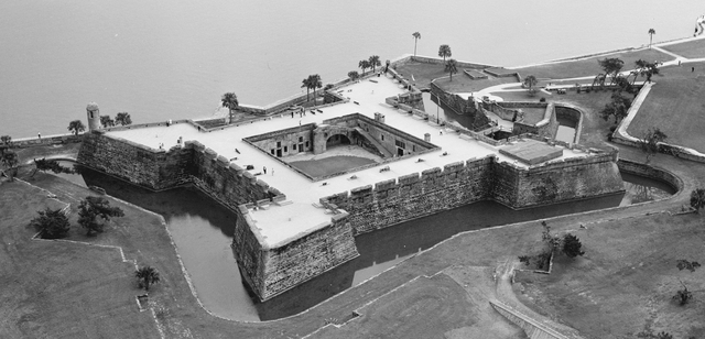 Spanish build fortress at St. Augustine