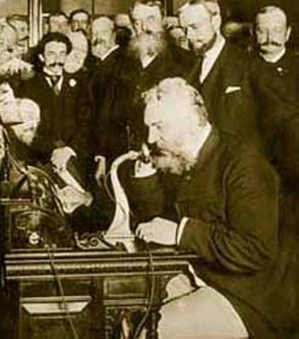 Alexander Graham Bell use speaker in telephone