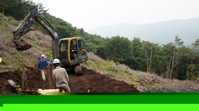 밀양 상동면에 헬기로 3t 굴삭기 및 자재 투입