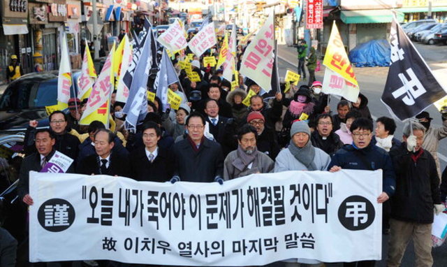 밀양 주민 고 이치우씨 송전탑 반대 주장 분신