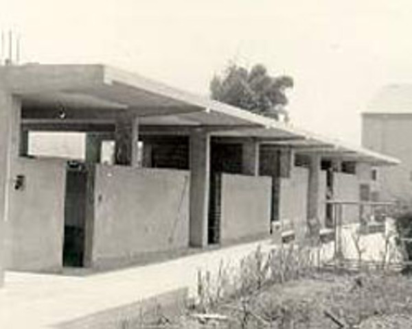 Se construyen los camerines, la sección de juegos y se remodela el patio.