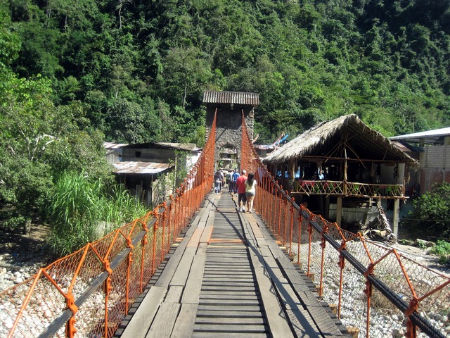 Se inicia la experiencia de los viajes de investigación con la salida de un grupo de alumnos a Chanchamayo (Junín).