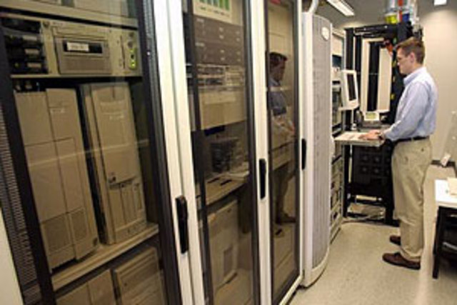 Se contrata la primera línea web comercial, independizándonos del apoyo de universidades.