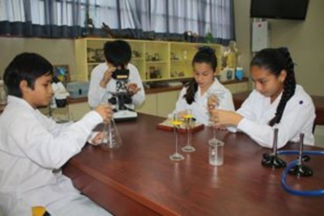 Se inaguran los laboratorios de Física, Química y Biología.