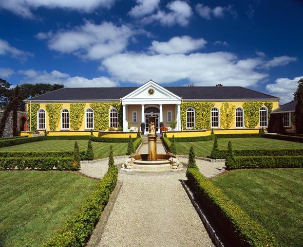 A mansion in the year 1700