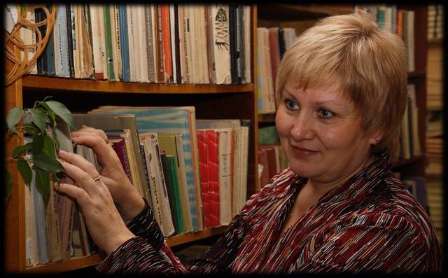 Возглавляет  библиотеку