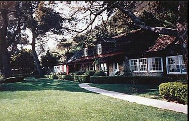 Manson first visits Tate residence