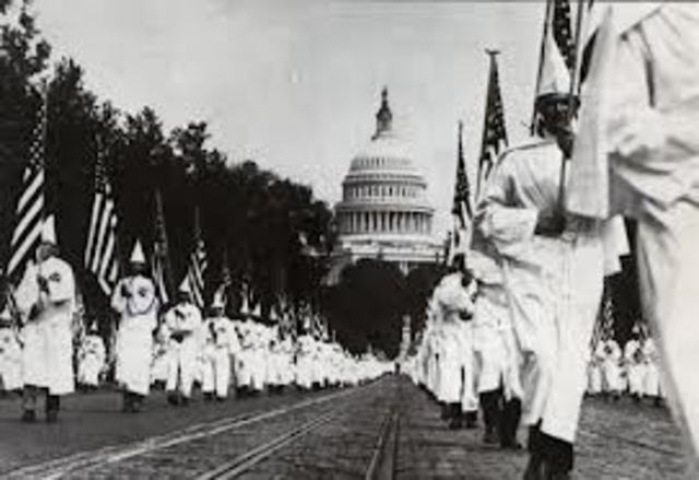 40,000 KKK members march down Pennsylvania Ave.