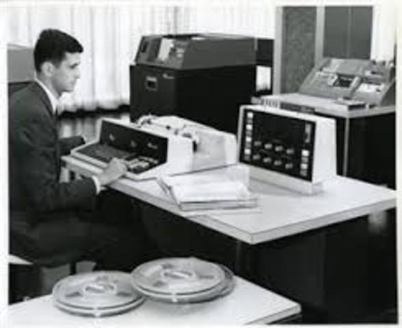 En 1965. La DEC introdujo el PDP-8, la primer mini computadora comercializada con éxito.