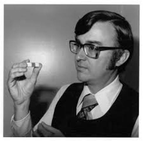 Ted Hoff, investigador de Intel, crea los microprosesadores