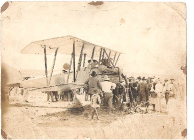 Primer vuelo de un biplano-invención del avión