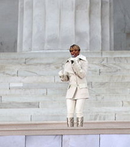 Mary preforms  at Obamas  inaugration