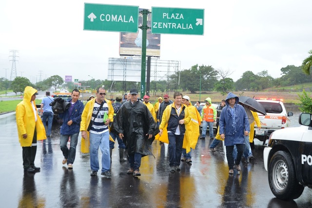 Supervisa gobernador creciente de ríos y arroyos en Colima