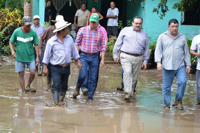 Gobernador y titular de SEDATU, atienden a afectados por “Manuel”
