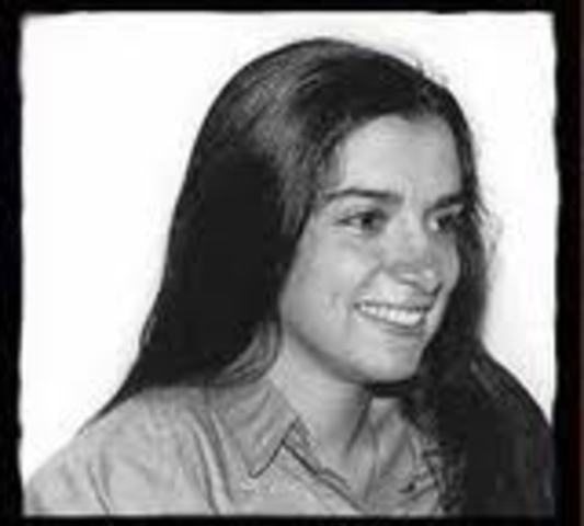 Nace su hija, Paula Frías Allende.