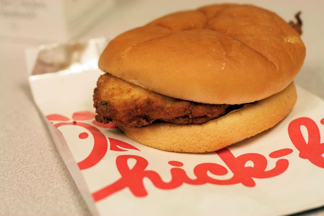 Truett Cathy inventes the Chick-Fil-A sandwhich