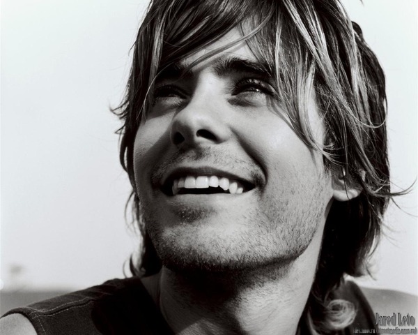 Джаред заканчивает школу, поступает в Университет искусств