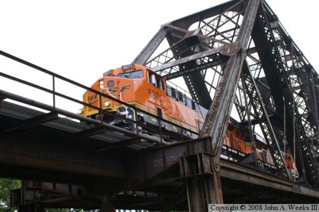First bridge to span the lower Mississippi River is at Memphis
