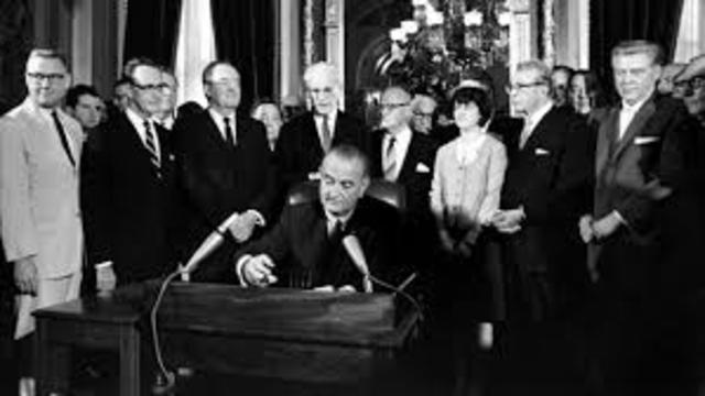 Lyndon Johnson signes the Voting Right act