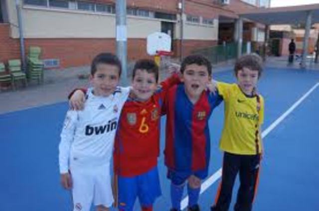 Comienza a hacer nuevos amigos en su nueva vida