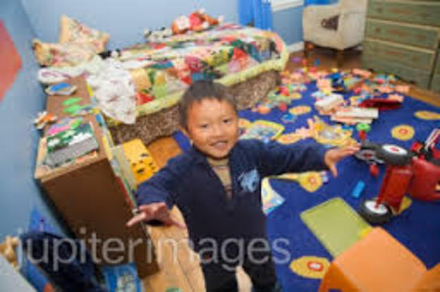 sacaba los juguetes de la caja