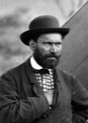 родился в Глазго 25 августа 1819 года. Его отец, Уильям Пинкертон, был сержантом полиции; возможно, страсть к детективному ремеслу и служению закону были у мальчика в генах.