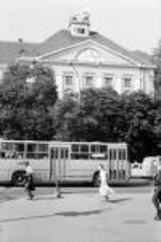 Tallinna Inglise Kolledž asus uude majasse Estonia pst. 10 (endine Kommertsgümnaasiumi hoone)