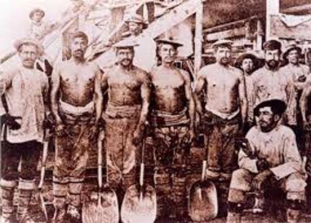 Paro de trabajadores del salitre. 10 mil obreros se reúen en la Escuela Santa María de Iquique