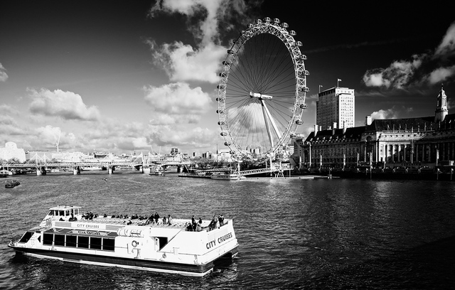 First cross-Channel hovercraft service introduced