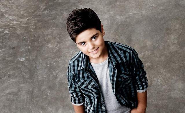 Comença la seva carrera com cantant